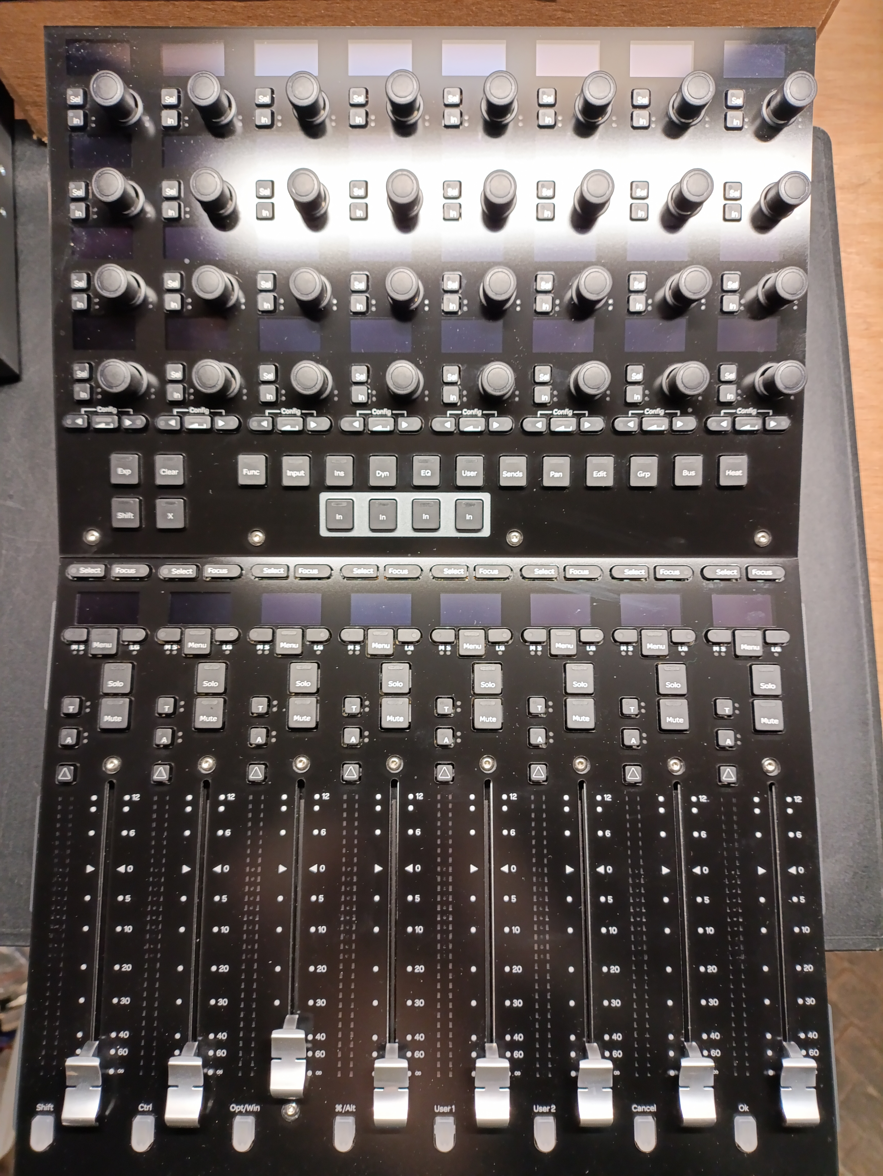 Avid S4 Konsole - 16 Fader / Dual-Display / 4 Fuß (Demo) Avid S4 Konsole - 16 Fader / Dual-Display / 4 Fuß (Demo)